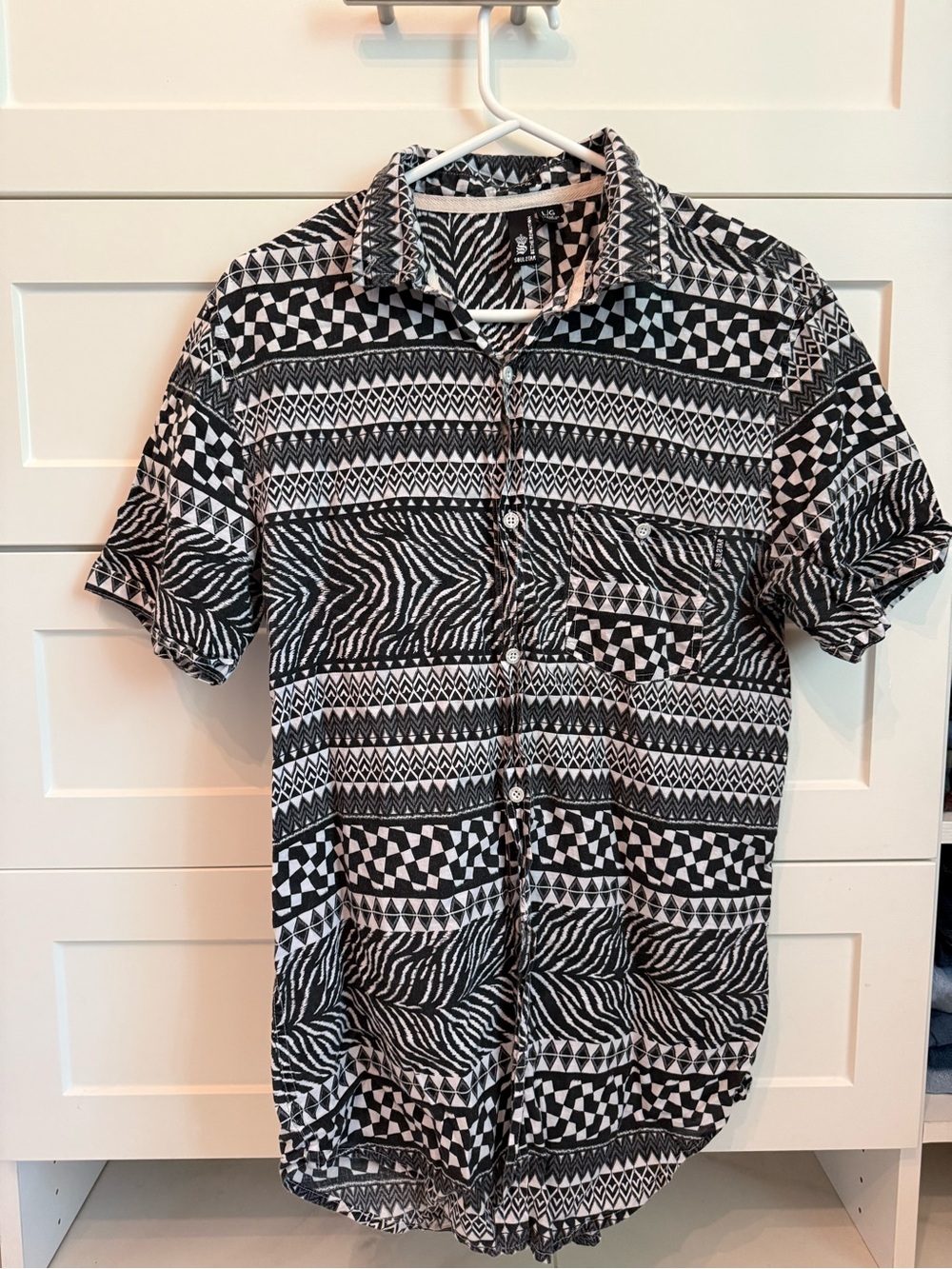 Men's Black & White Patterned Short-Sleeve Button-Down Shirt